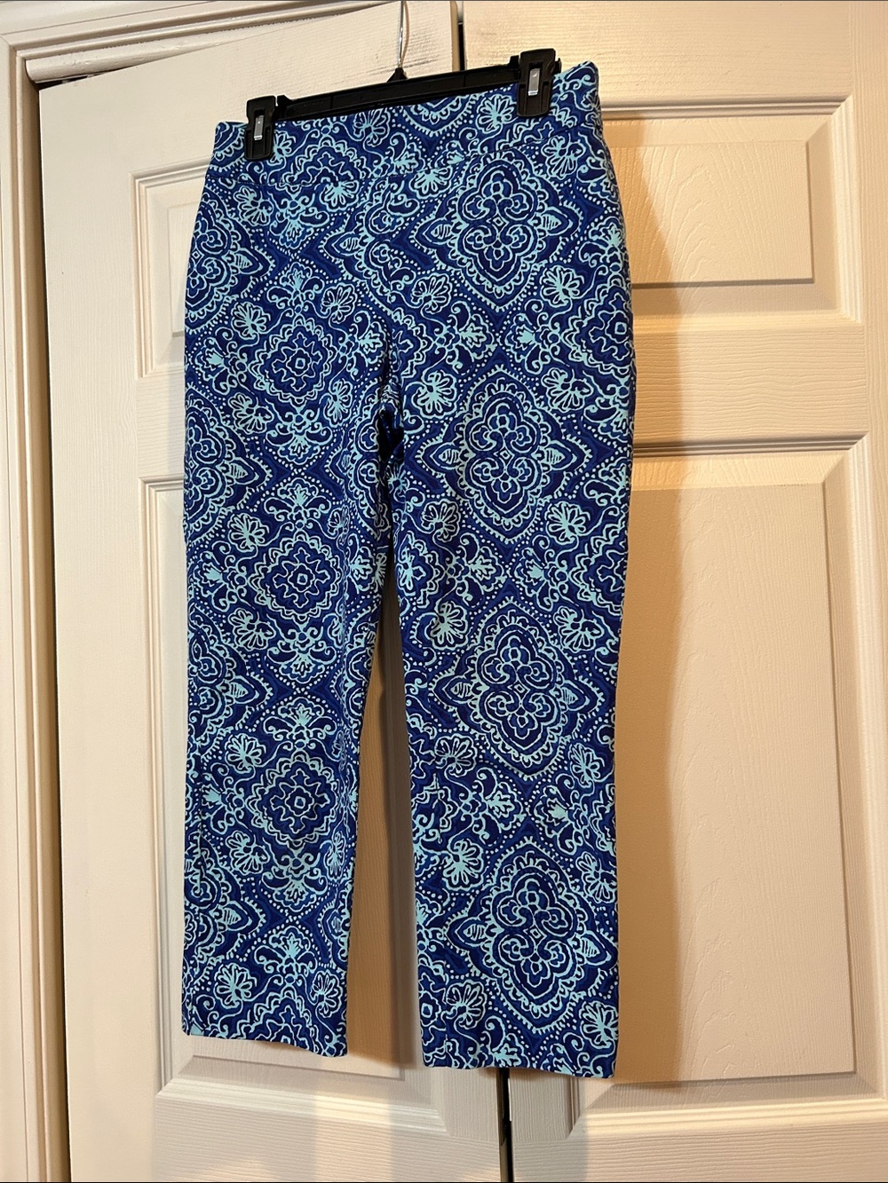 Chico’s sz 0 (US 4) Women’s Blue Patterned Stretch Crop Pants